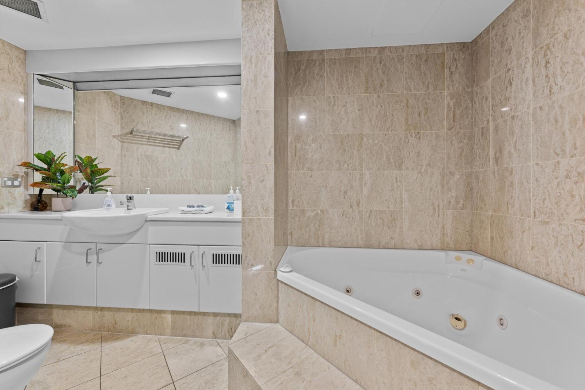 Apartament Lavish 3-Bed With Wraparound Balcony And Pool Brisbane Zewnętrze zdjęcie