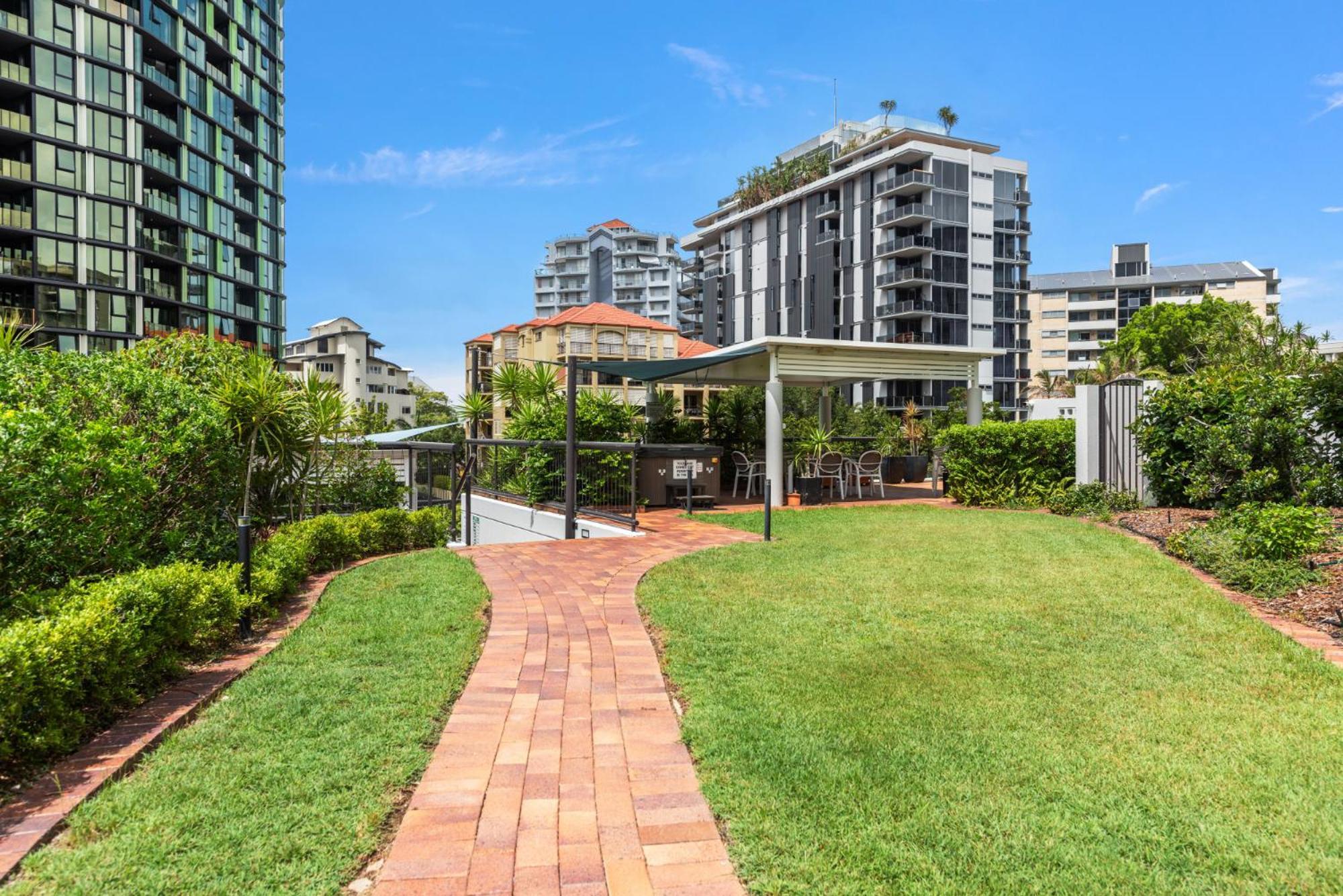 Apartament Lavish 3-Bed With Wraparound Balcony And Pool Brisbane Zewnętrze zdjęcie