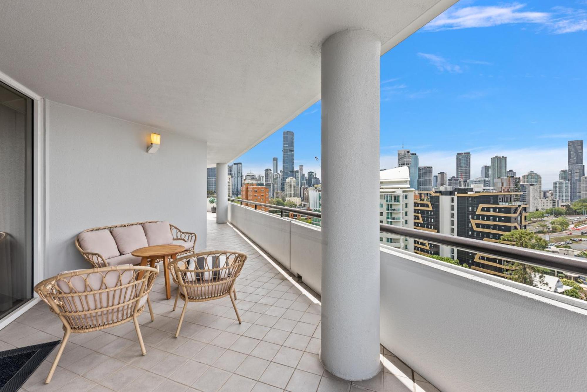 Apartament Lavish 3-Bed With Wraparound Balcony And Pool Brisbane Zewnętrze zdjęcie