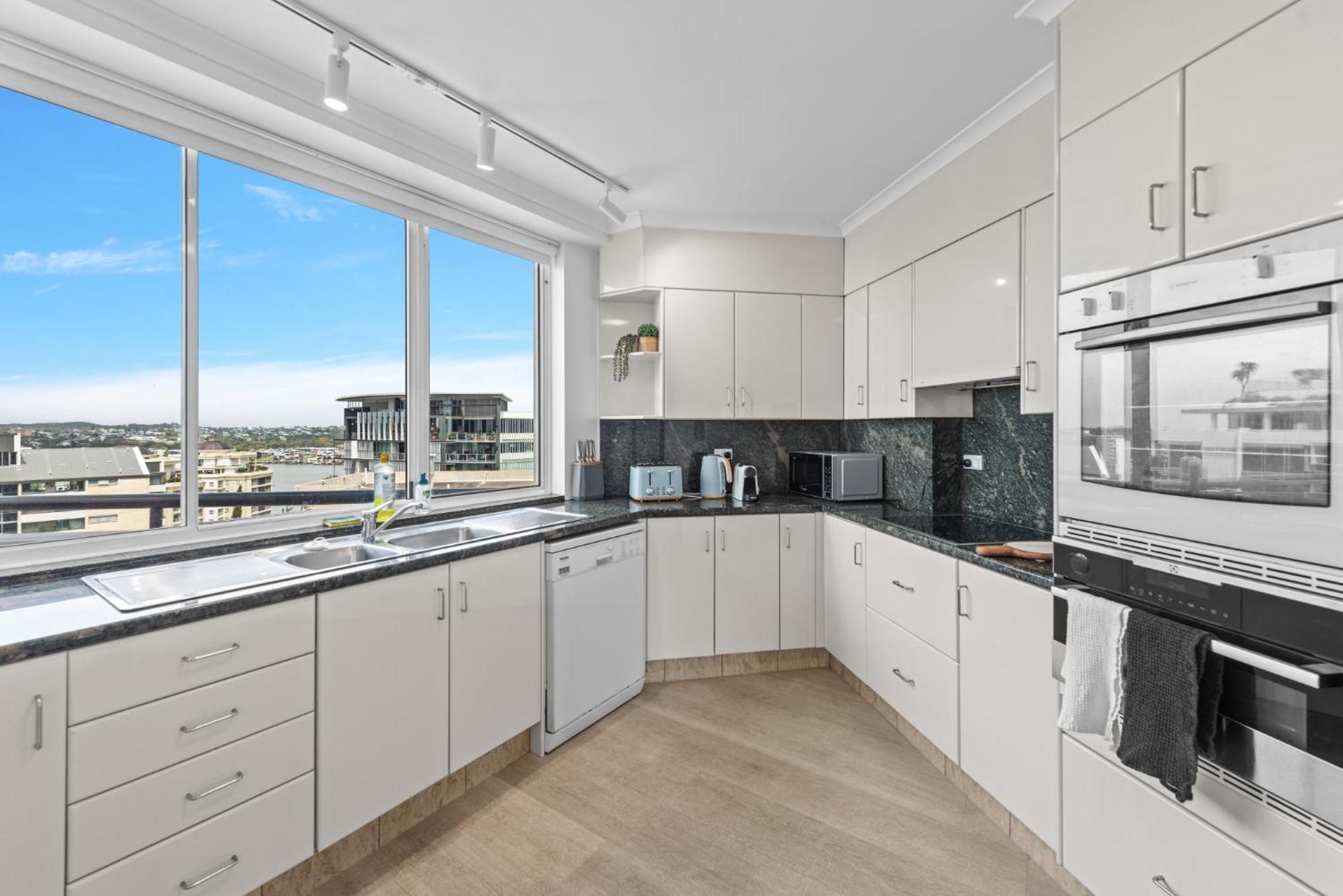 Apartament Lavish 3-Bed With Wraparound Balcony And Pool Brisbane Zewnętrze zdjęcie